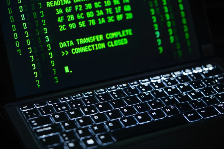 MENAVIGASI HUKUM DIGITAL GUNA MEMAHAMI CYBER LAW DAN KEPATUHAN REGULASI DI INDONESIA