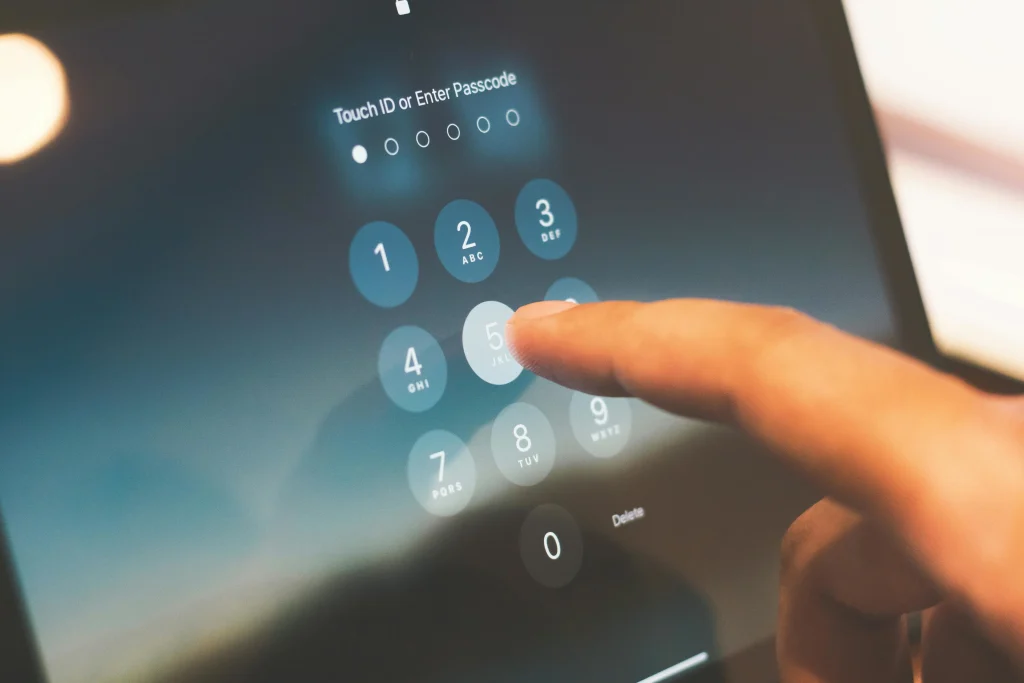 MENGELOLA KETIDAKPASTIAN TEKNOLOGI DENGAN MENGADOPSI ISO 27005 UNTUK MANAJEMEN RISIKO TI